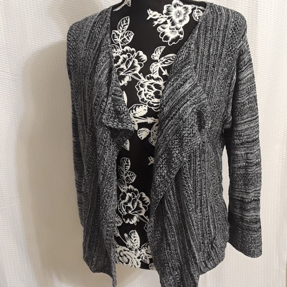 Women's XXL size 20 black knit top.